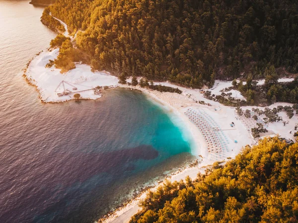 Nascer do sol na praia de mármore Porto Vathy em Thasos, Grécia — Fotografia de Stock