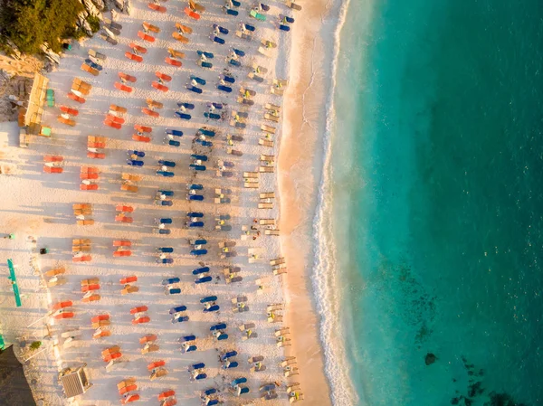 塔索斯大理石海滩海滩上的阳光椅和雨伞 — 图库照片