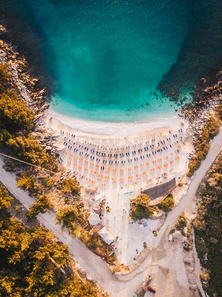 Porto Vathy Strand in der Nähe von Marmorstrand in Thassos, Griechenland in Sonnenblumen — Stockfoto