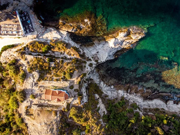Thassos ö två apostlar kyrkan på klippor nära Limenas capi — Stockfoto