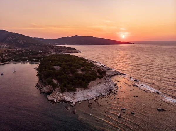 Sonnenaufgang Luftaufnahme des Aliki-Strandes und des antiken Marmorhafens — Stockfoto