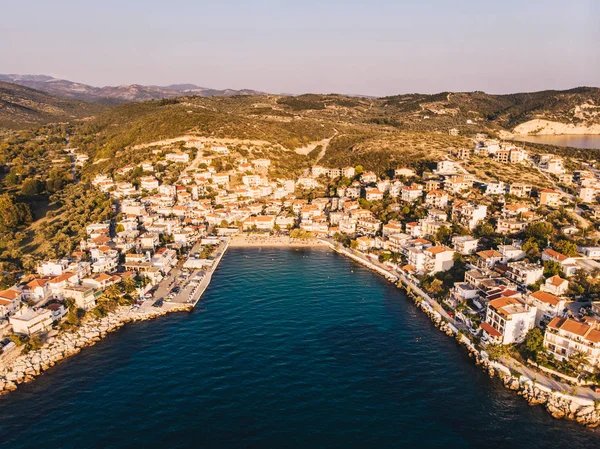 Skala Marion pláž a přístav v ostrově Thasos, Řecko. Západ slunce — Stock fotografie