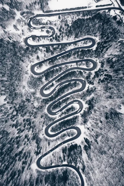 冬の交通量の森林の曲がりくねった高速道路の航空写真 — ストック写真