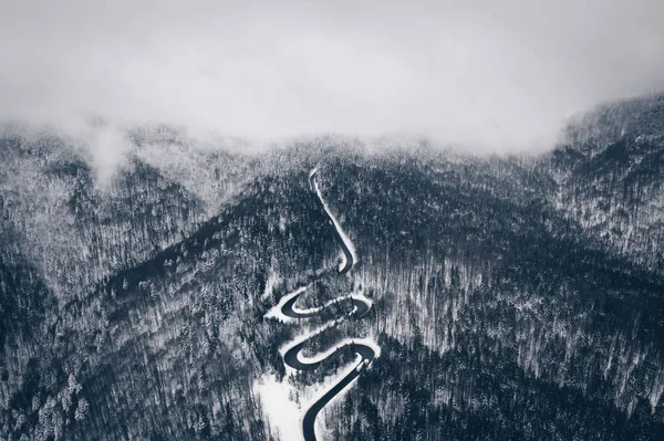 Foggy condições de tráfego rodoviário em uma estrada através das montanhas — Fotografia de Stock