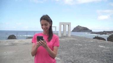 Mutlu kız telefonuyla selfie çekiyor