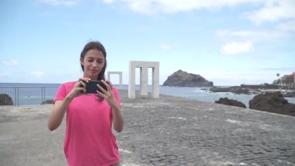 Ευτυχισμένο Κορίτσι Παίρνοντας Μια Selfie Στο Τηλέφωνό Της — Αρχείο Βίντεο
