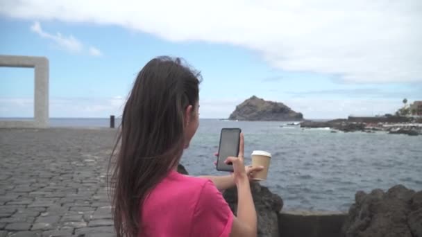 Mädchen Macht Mit Handy Ein Foto Ihrem Kaffee — Stockvideo