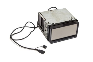 beyaz zemin üzerinde araç radyosu