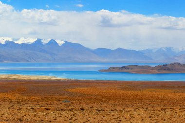 Pamir. Tacikistan. Dağ manzarası. Karakul Gölü.