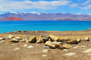 Pamir. Tacikistan. Dağ manzarası. Karakul Gölü.
