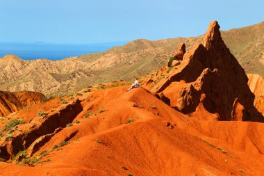 Dağlarda yürüyüş. Dağ kanyonu. Kırgızistan