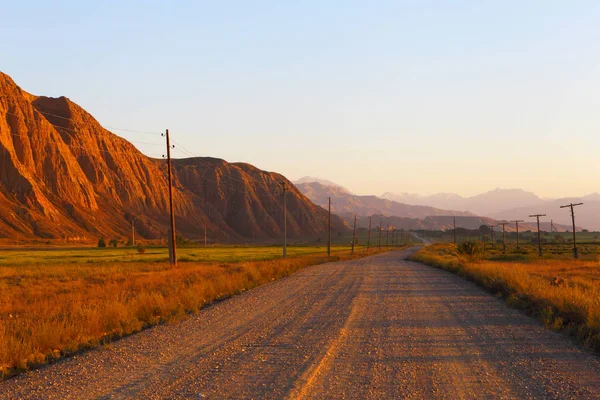 Гірська грунтова дорога. Захід сонця. Киргизстан — стокове фото