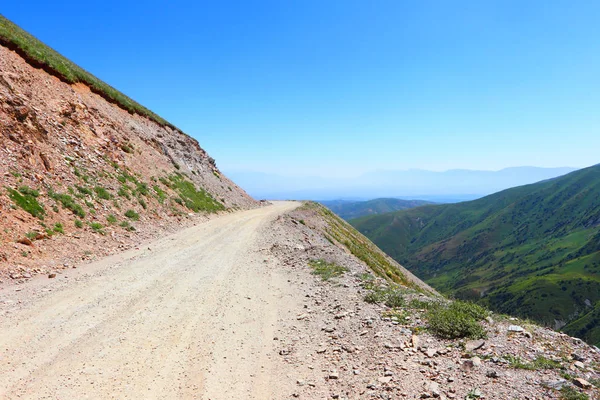 Open road. Mountain serpentine. Kyrgyzstan — Stock Photo, Image