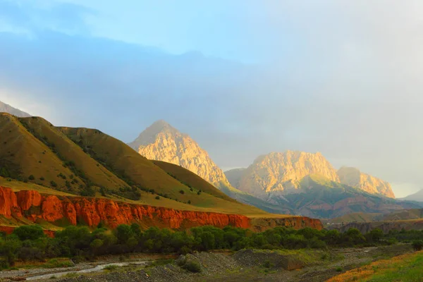 La autopista Pamir. Kirguistán. Paisaje de montaña — Foto de Stock