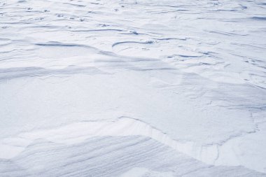 Geniş bir arkaplanı olan beyaz kar arkaplanı