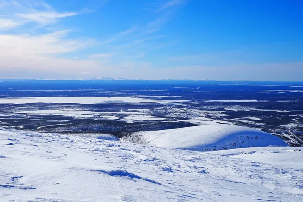 Snowy Góry Khibiny Wiosną Niebieskim Tle Nieba — Zdjęcie stockowe