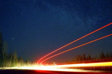 Gece araba trafiğinin ışık çizgileri soyut