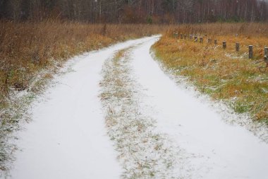 Kışın başında kar yağışı. Doğal arkaplan