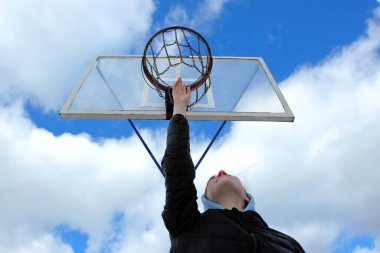 Sokakta spor yapan genç bayan.