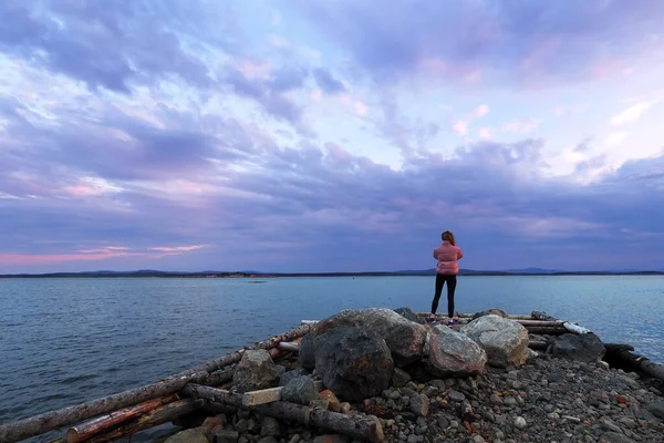 Une Jeune Femme Regarde Coucher Soleil Sur Bord Mer — Photo