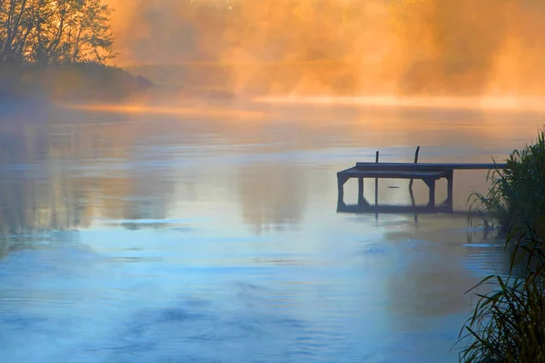 厚厚的晨雾笼罩在一条平静的河流上 — 图库照片