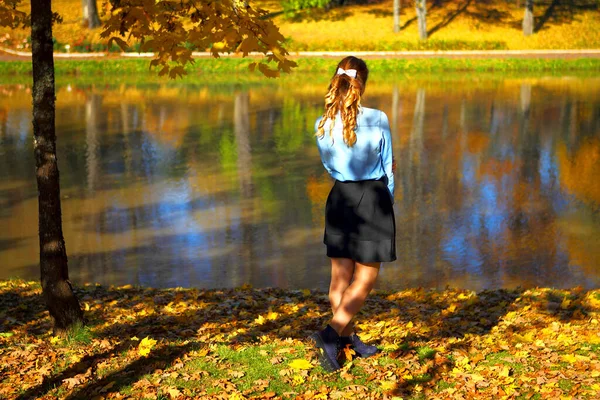 Young Lady Pond Autumn Park — Stock Photo, Image