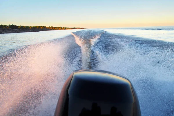 Motorlu Bir Teknede Dinlen Kaynayan Bir Püskürtme Izinin Arka Planı — Stok fotoğraf