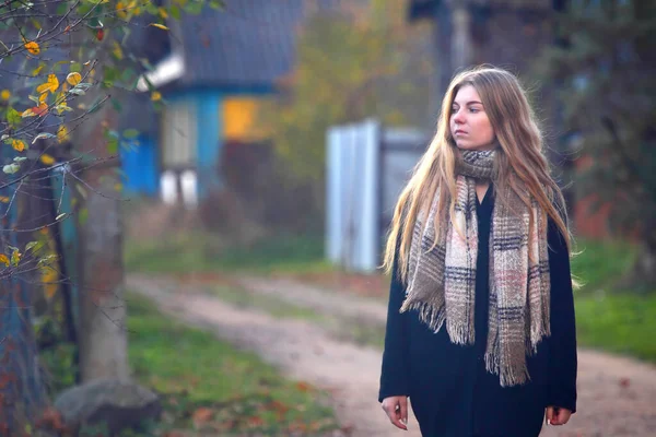 Una Chica Abrigo Sola Paseo Día Otoño — Foto de Stock