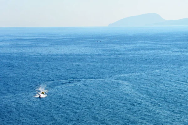 Vakantiegangers Rijden Boten Wateren Van Zwarte Zee Baai Krim — Stockfoto