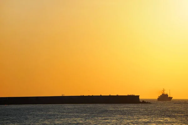 Calma Orilla Del Mar Contra Cielo Brillante Del Atardecer — Foto de Stock