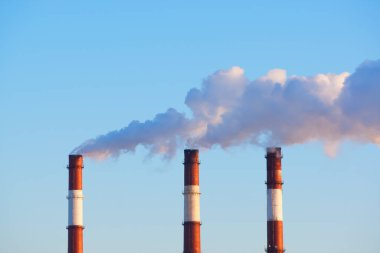 Mavi gökyüzüne karşı atmosfere endüstriyel emisyonlar