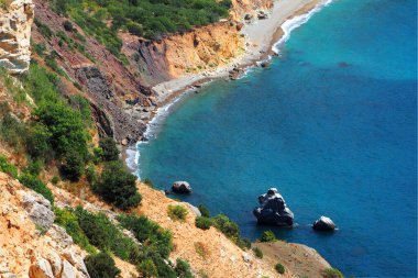 Kayalık bir kıyısı olan deniz lagünü. Manzara. Deniz kıyısının arka planında bir yaz günü sakin bir deniz gölü.