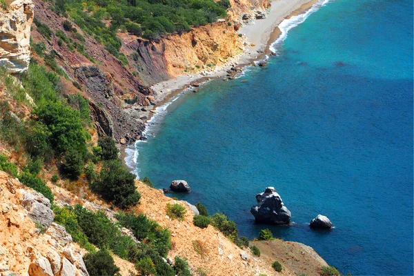 Kayalık bir kıyısı olan deniz lagünü. Manzara. Deniz kıyısının arka planında bir yaz günü sakin bir deniz gölü.