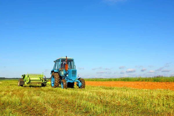 Tractor Campo Granjero Producción Agroindustrial Temporada Cosecha Maquinaria Agrícola Granja —  Fotos de Stock