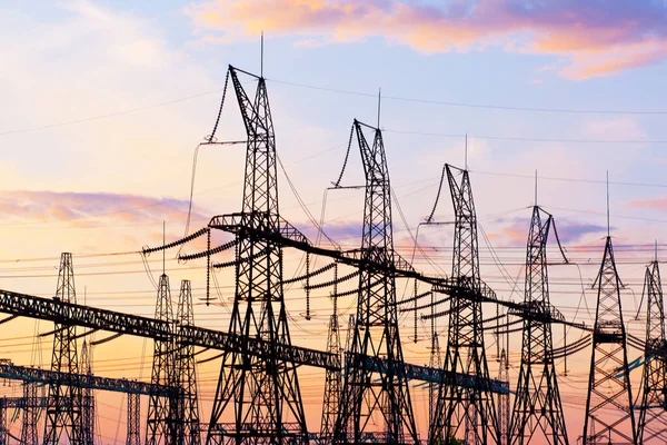 Umspannwerk Stromleitungen Gegen Den Abendhimmel Produktion Und Übertragung Von Elektrizität — Stockfoto