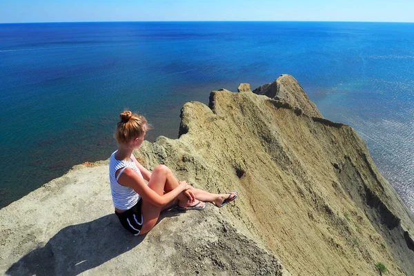 Een Jongedame Ligt Zonnebaden Een Hoog Strand Krim Kaap Kameleon — Stockfoto