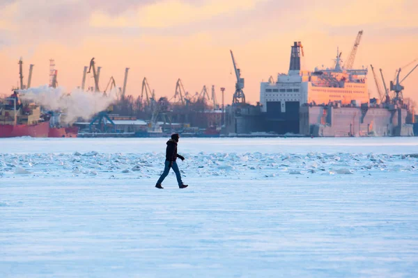 Inverno Paesaggio Urbano Uomo Cammina Sul Ghiaccio Sullo Sfondo Del — Foto Stock