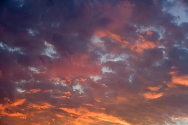 Небо з хмарами і сонцем — стокове фото
