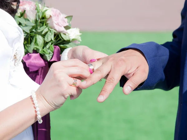 Ringen van de bruid en bruidegom uitwisseling — Stockfoto