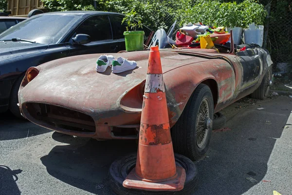 Rozbity Kabriolet Classic Rocznika Samochodu Ulicy Parku Plastikowych Rzeczy Jej — Zdjęcie stockowe