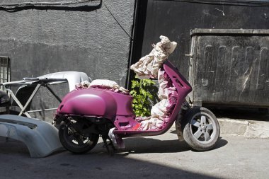 Istanbul'da sokakta Ultra violet renkli boyalı bir scooter