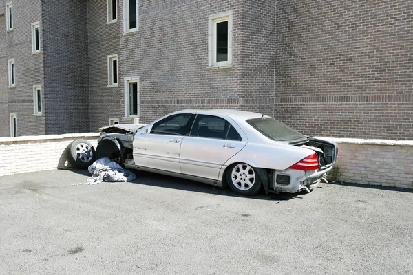 Rozbity Srebrny Samochód Parkingu Przed Budynek Biurowy — Zdjęcie stockowe