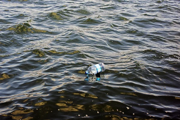 Denizde Bir Plastik Şişesi — Stok fotoğraf