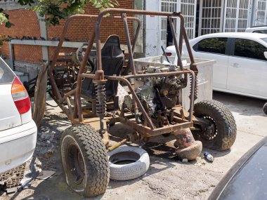 Yanmış bir paslı Suv araç 4 x 4 sokakta terk edilmiş.