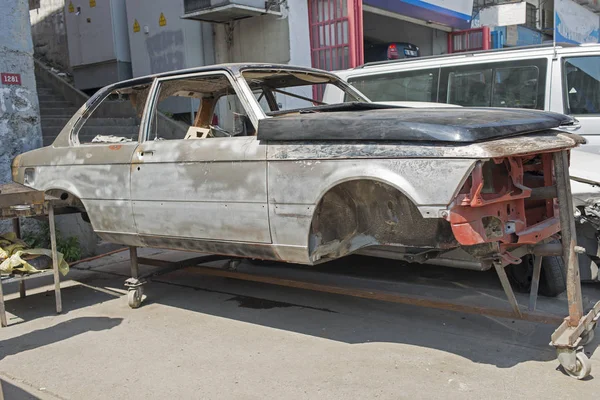 Une Voiture Détruite Ascenseur Dans Rue — Photo