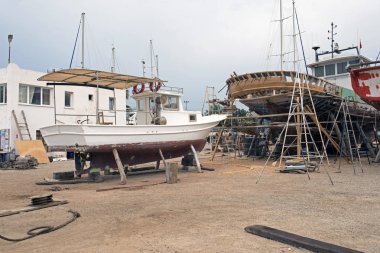 Balıkçı tekneleri, ahşap tekne ve gemilerde bir tersane Bodrum, Türkiye'de asansörde