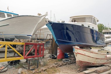 Balıkçı tekneleri, ahşap tekne ve gemilerde bir tersane Bodrum, Türkiye'de asansörde