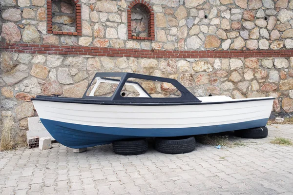 Ein Fischerboot Auf Den Autorädern Auf Der Straße Bodrum Türkei — Stockfoto