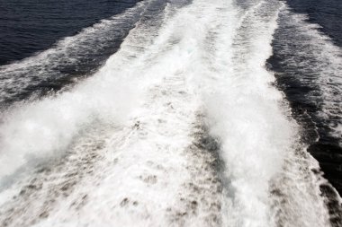 Dalgalar ve sıçraması denizin içinde bir görünüm