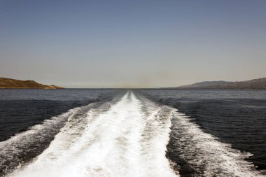 Dalgalar ve sıçraması denizin içinde bir görünüm